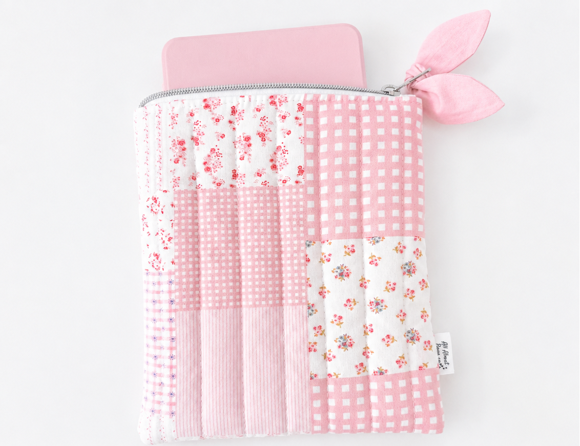 Housse de liseuse matelassée en vichy patchwork rose pêche : Housse de liseuse en coton matelassé