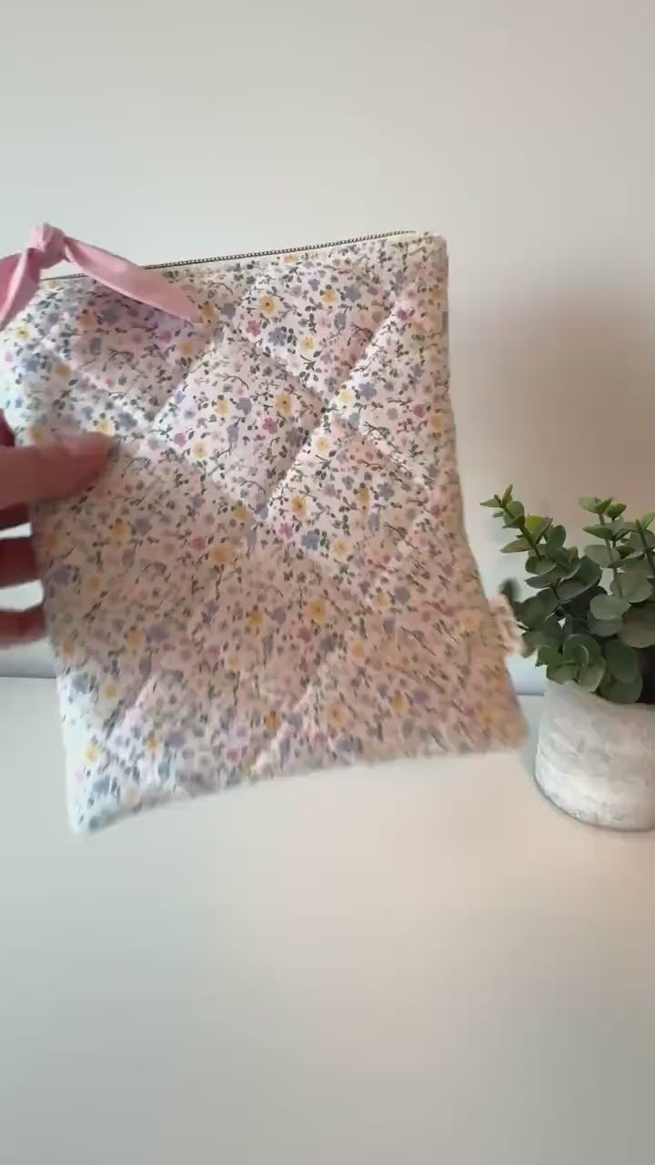 Housse Kindle matelassée en coton rose pâle et bleu à motif floral : étui rembourré pour liseuse avec nœud