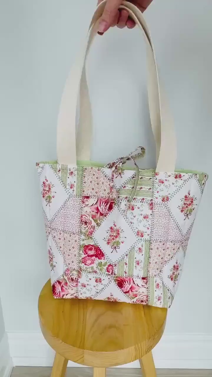 Sac fourre-tout en coton matelassé patchwork floral vert, sac à main de style cottagecore